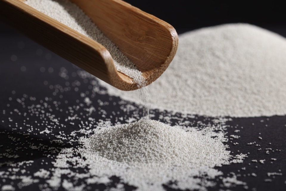 陶瓷砂与玻璃珠喷砂效果对比：哪些场景更适合精饰加工